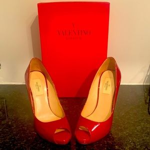 ESSENTIALLY NEW!! I wore once for a gala, now it’s your turn!! Comfy 3” heels